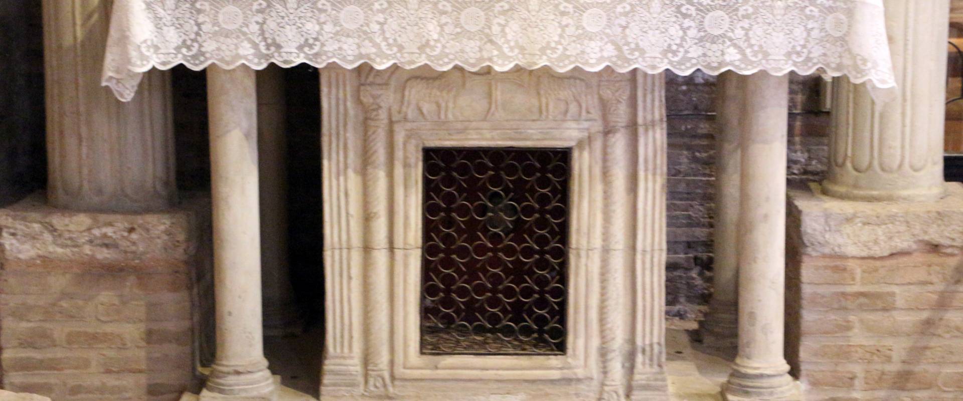 Sant'apollinare in classe, interno, altare di s. felicola con ciborio di s. eleucadio (810 ca.), altare del VII secolo foto di Sailko